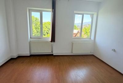 Apartament cu 2 camere decomandat în Hărmanului