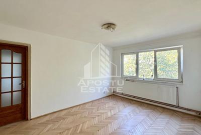 Apartament cu 3 camere semidecomandat în Circumvalațiunii