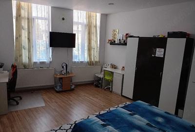 Casă cu 3 camere cu Teren 150 Mp în Piața Centrală - 1