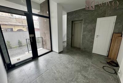 Casă individuală cu 12 camere cu Canalizare în 13 Septembrie - 18