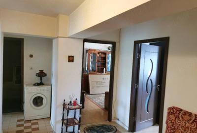 Apartament cu 3 camere decomandat în Sărari - 1