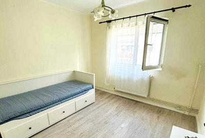 Apartament cu 3 camere semidecomandat în Complex Studențesc