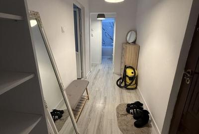 Apartament cu 3 camere decomandat în Micro 11