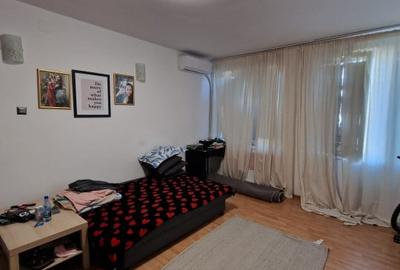 Apartament cu 2 camere semidecomandat, mobilat în P-ța Romană