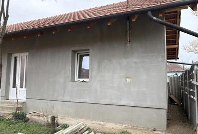 Casă cu 2 camere cu Teren 17000 Mp în Central