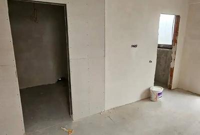 Casă cu 4 camere cu Teren 250 Mp în Străulești