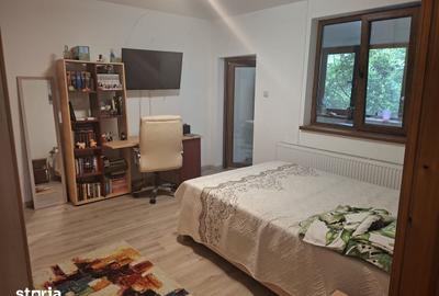 Casă cu 10 camere cu Teren 1200 Mp în Bucov - 3