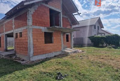 Casă individuală cu 6 camere cu Teren 656 Mp în Izvin