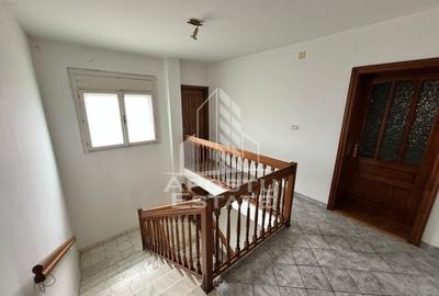 Casă individuală cu 12 camere cu Canalizare în Clocotici - 16