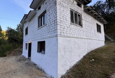 Casă cu 4 camere în Munteni