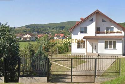 Casă individuală cu 5 camere cu Canalizare în Cetate
