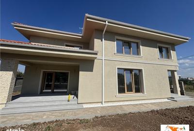 Casă cu 4 camere în Cetate