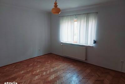 Casă cu 5 camere cu Teren 500 Mp în Central