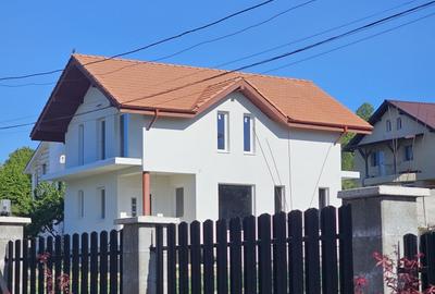 Casă cu 4 camere în Tăuții de Sus