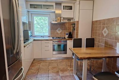 Apartament cu 4 camere decomandat în Albești
