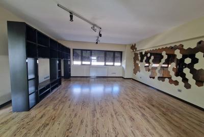 Apartament cu 4 camere decomandat în P-ța Victoriei