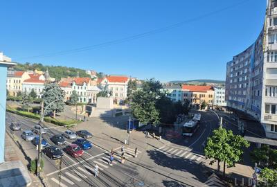 Apartament cu 2 camere semidecomandat, mobilat în Central