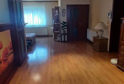 Casă cu 4 camere în Noua - 7