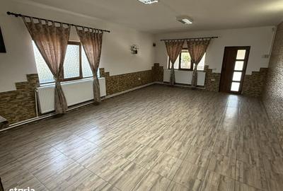 Casă cu 3 camere în Dumești