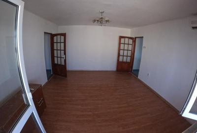 Apartament cu 3 camere semidecomandat în Tineretului