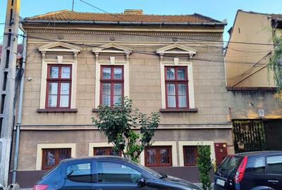 Casă cu 4 camere cu Teren 293 Mp în Central