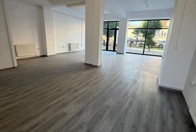 Spațiu comercial, de 80 mp, în Central - 4