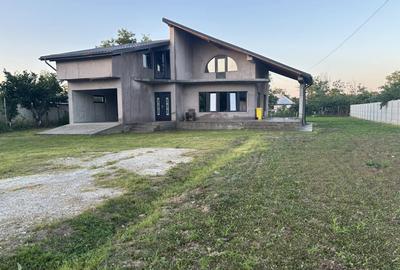 Casă cu 4 camere cu Teren 1600 Mp în Ciochina