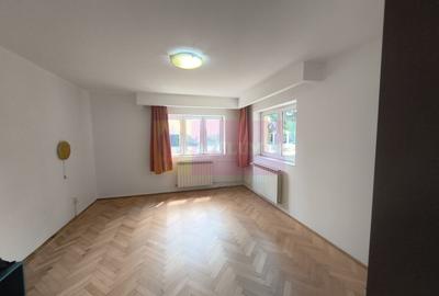 Casă individuală cu 7 camere cu Canalizare în Central - 40