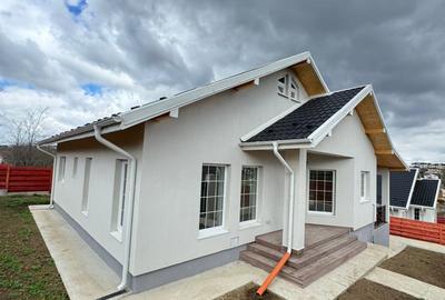 Casă individuală cu 4 camere cu Canalizare în Valea Adâncă