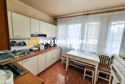 Apartament cu 3 camere semidecomandat, mobilat în Berceni