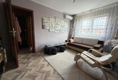 Apartament cu 3 camere semidecomandat în Florilor