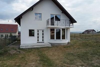 Casă cu 4 camere cu Teren 550 Mp în Șcheia
