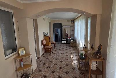 Casă cu 5 camere cu Teren 6000 Mp în Central