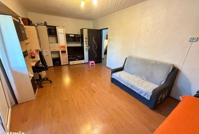 Apartament cu 3 camere decomandat în Nicolina