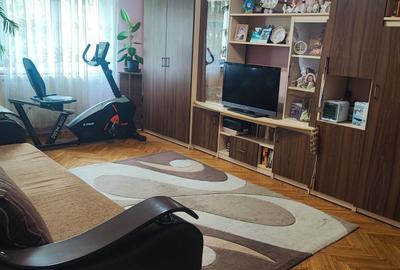 Apartament cu 3 camere decomandat în Nufărul