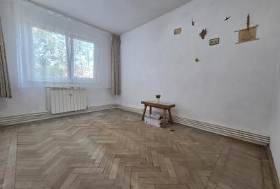 Apartament cu 3 camere semidecomandat în Micro 40