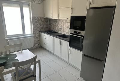 Apartament cu 2 camere decomandat, mobilat în Cornișa