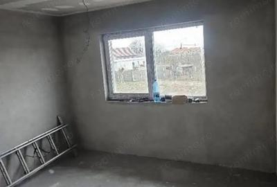 Casă cu 4 camere cu Teren 500 Mp în Parța