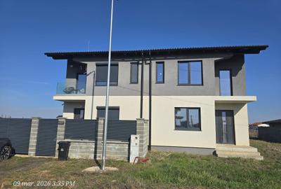 Duplex cu 4 camere cu Canalizare în Sânandrei