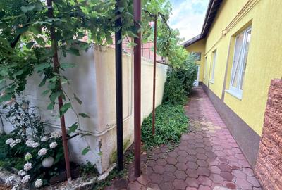 Casă cu 6 camere cu Teren 200 Mp în Calea Dumbrăvii