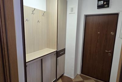 Apartament cu 4 camere semidecomandat, mobilat în Trivale