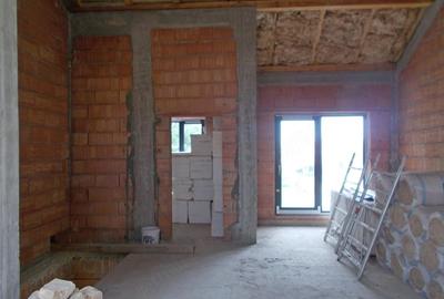 Casă cu 6 camere cu Teren 242 Mp în Central