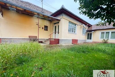 Casă individuală cu 3 camere cu Canalizare în Est