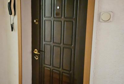 Apartament cu 4 camere decomandat în Tei