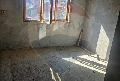 Casă cu 6 camere cu Teren 250 Mp în Central