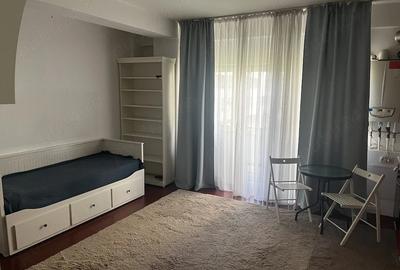 Garsonieră decomandată în Roșu