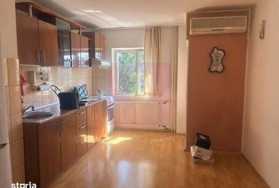 Apartament cu 3 camere decomandat în Drumul Sării