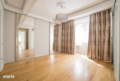 Apartament cu 4 camere în Romană