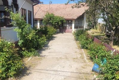 Casă cu 4 camere în Teasc