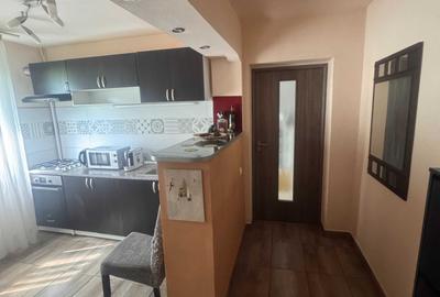 Apartament cu 3 camere semidecomandat în Crângași